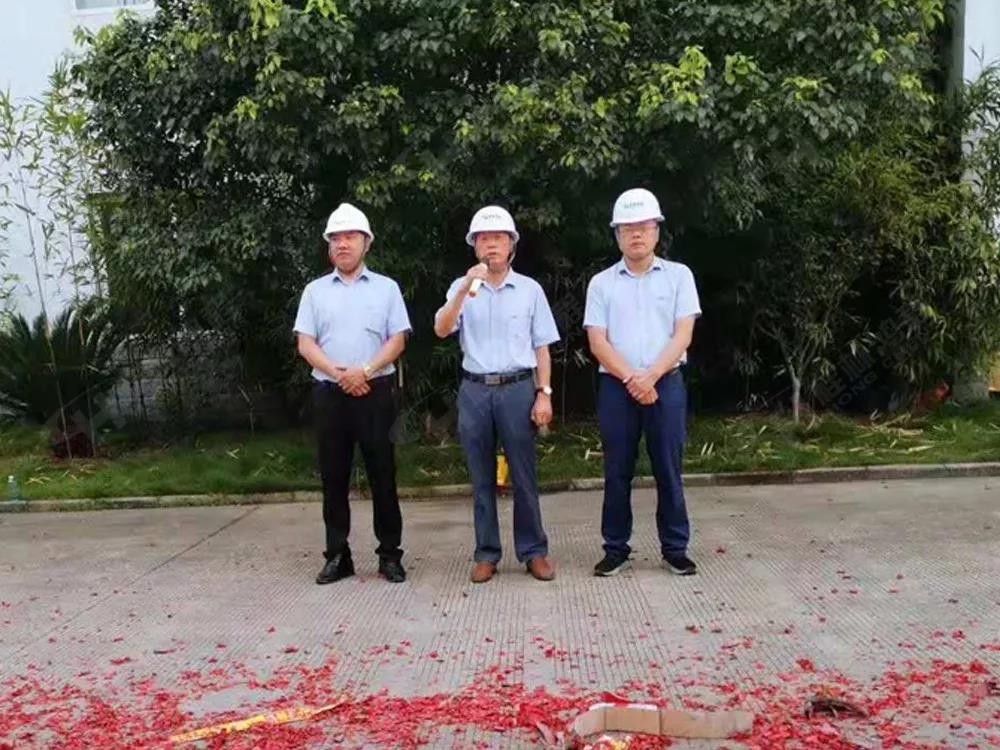 桂林鴻程董事長容平勛發(fā)表致辭桂林鴻程機(jī)電設(shè)備有限公司廠區(qū)2#生產(chǎn)廠房開工大吉! 桂林鴻程董事長容平勛發(fā)表致辭桂林鴻程機(jī)電設(shè)備有限公司廠區(qū)2#生產(chǎn)廠房開工大吉!