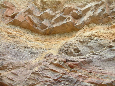 嫩泥，是一種土黃色，灰白色為主的雜色黏土